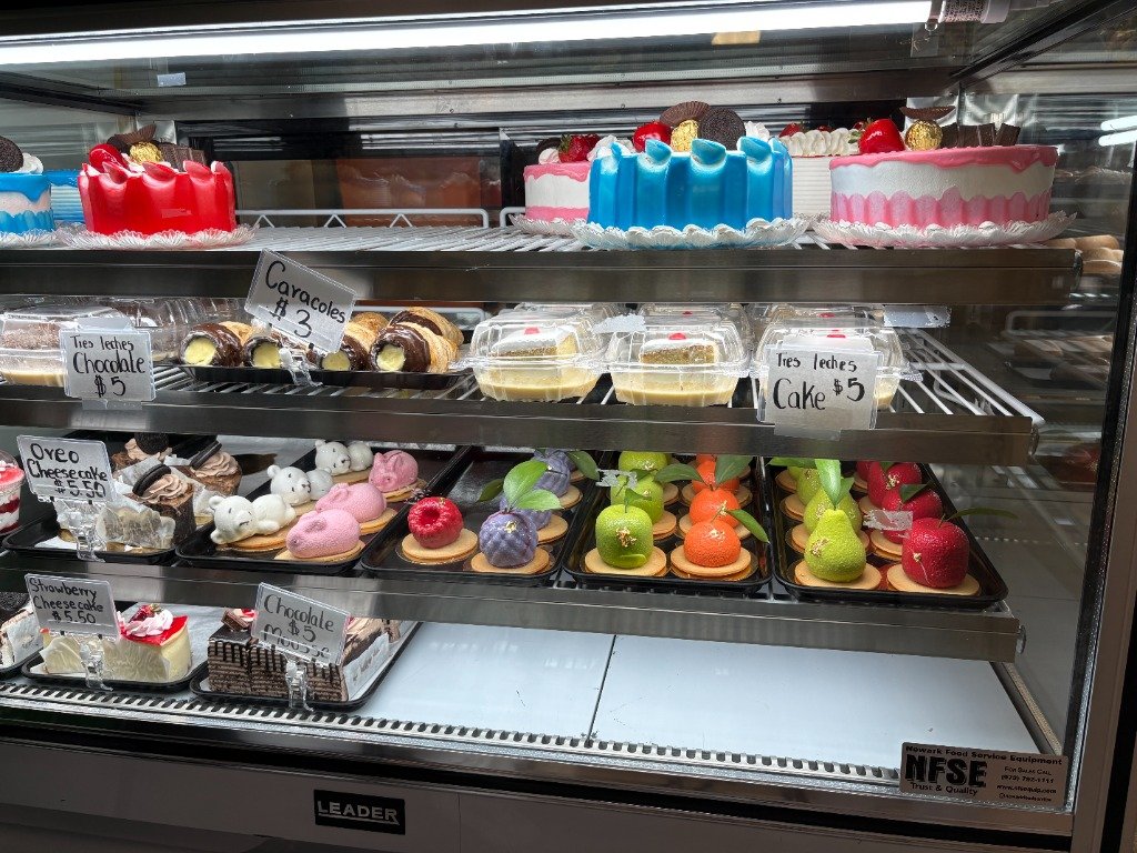 Vitrina de pasteles y postres de Bakery El Trigal